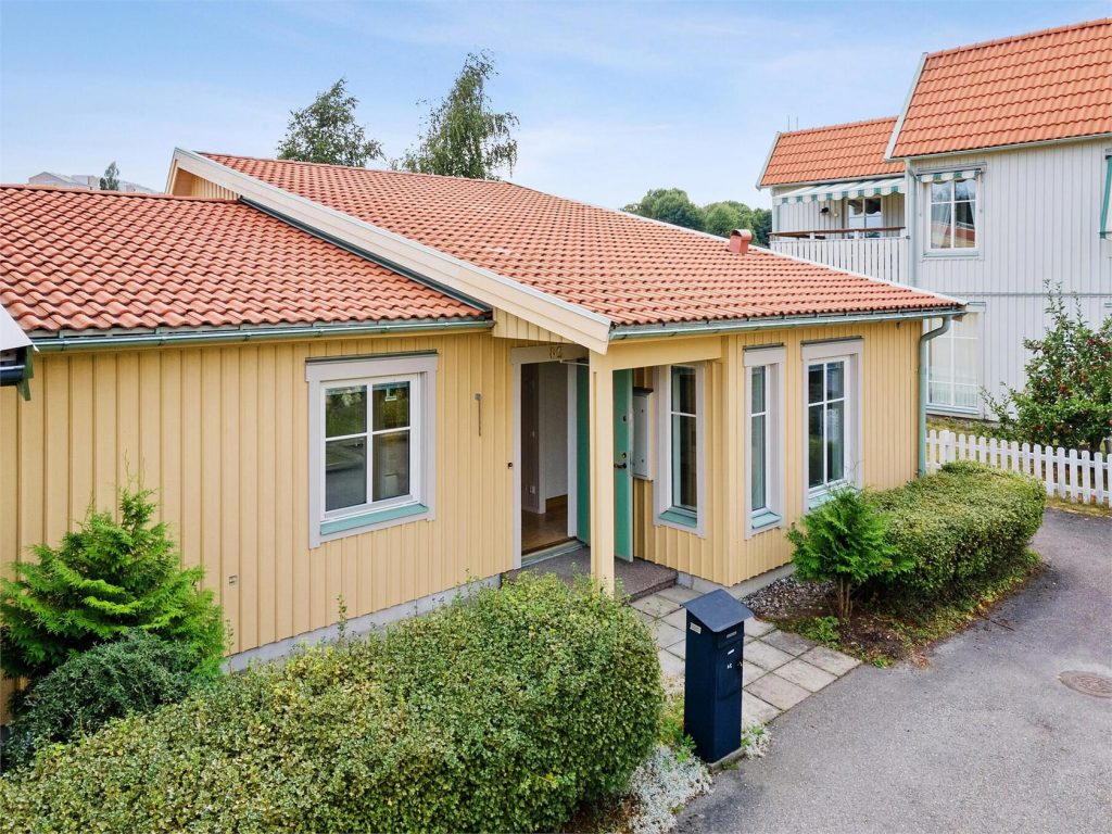 4. Omma╠elad fasad pa╠e sommarhus